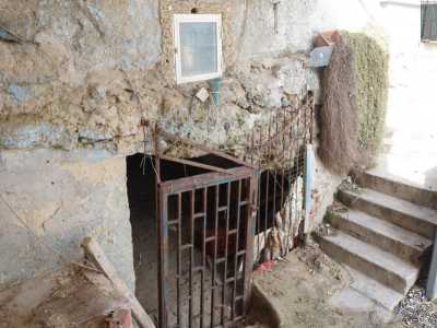 ...quello che d� accesso a una grotticella inglobata nelle fondamenta del ristorante �Da Nicola�: l�antica abitazione di Varvamingo